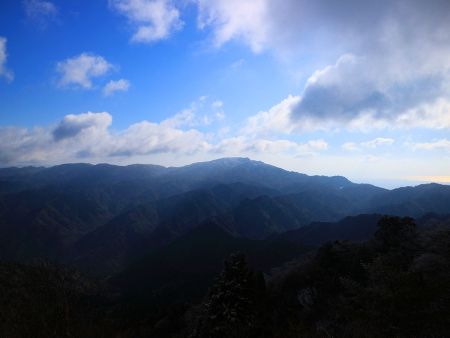 展望地から東側を見るとおそらく釈迦ヶ岳と思われる山容がでかでかと見えた
