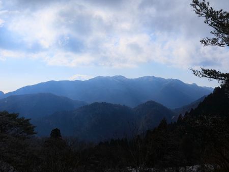 南東側は山容と山頂にあるものからして御在所岳だと思われる