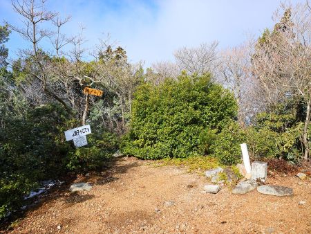 銚子ヶ口山頂(1076.75m)に到着。山頂はちょっとスペースがある感じで狭くて展望はなし