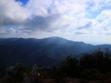 東峰から釈迦ヶ岳と思われる山容を撮影。北へ伸びている稜線が長いことを考えると竜ヶ岳からだと相当距離がありそう