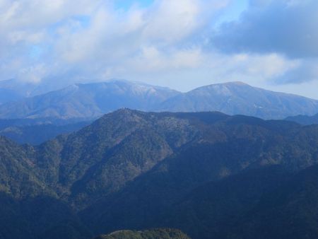 ちょっとズームで北側を撮影。右側の山頂が少しハゲた感じの山は方角的に竜ヶ岳だと思われる。左側の奥は藤原岳だろう。そのさらに左側奥は御池岳が見えてると思われるけど雲で隠れてる
