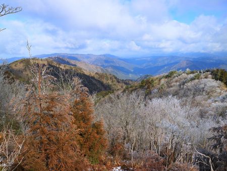 北西の滋賀側の展望を見てみるが、何の山が見えてるのかわからないが無名の山が多いのかもしれない