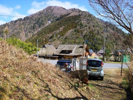 杠葉尾登山口まで下ってきた。もう一台車が停まっていた。平日にもかかわらず何人かの登山者とすれ違ったけど、そのうちの一人だろう。お疲れ様でした