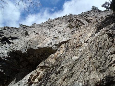 笙ノ窟を見上げると迫力ある岩