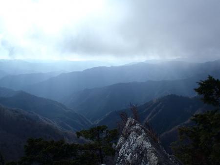 大峰方面。八経ヶ岳や弥山はガスっている