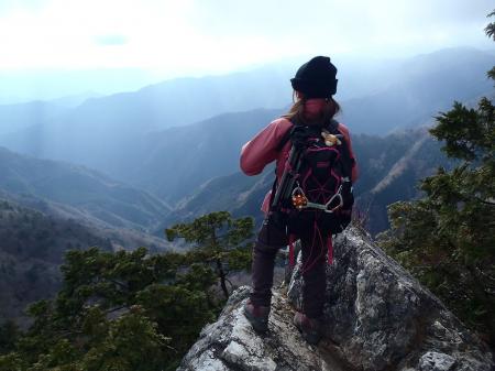 岩の上に立つS嬢