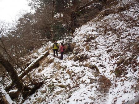 つららを撮影する二人