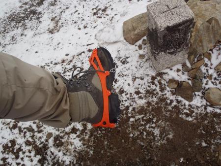 ここからは雪道が続くので軽アイゼン装着