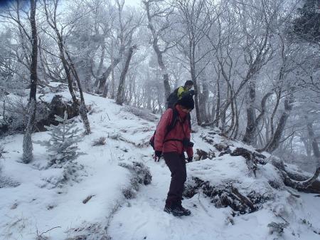 樹氷を撮影する二人
