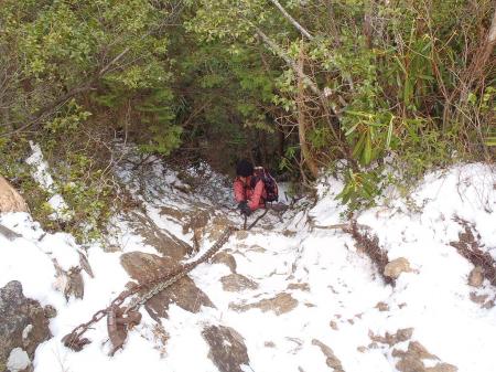 ピーク手前。岩にこびりついた雪が滑りそうでS嬢苦戦