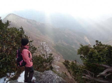 岩の上に立つS上