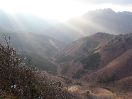 深い谷と差す光は絵になっていた