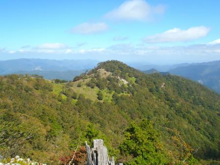 下山時にいく桧塚が見える