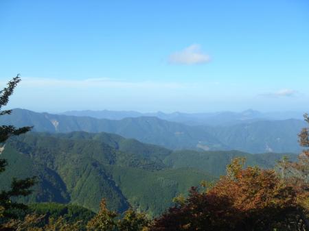 桧塚山頂付近（稜線）からは奥峰から見えなかった高見山や兜岳、鎧岳や曾爾高原などが見えた