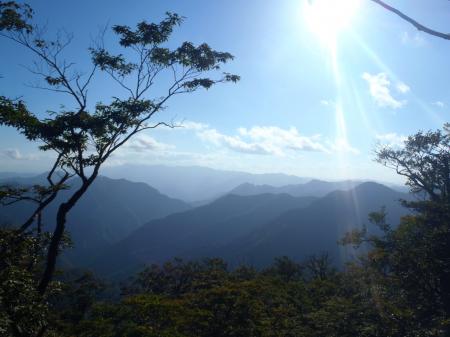下山途中、陽の向きが西になり、大峰山脈が立体的に見えるように。このウジャウジャッとした山々を望むが好き。大普賢岳がよくわかる