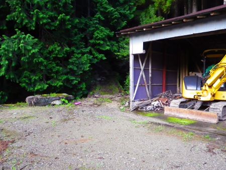 この小屋の右手から入山するが、直進の沢筋の道ではない