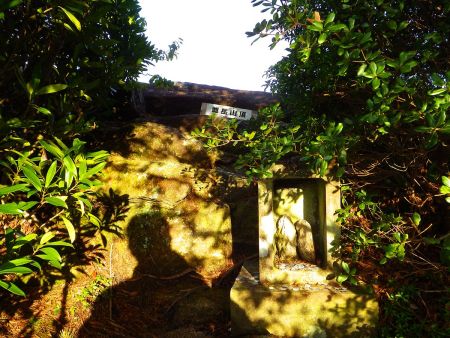 雌岳山頂(369m)に到着。この先は断崖絶壁になっている