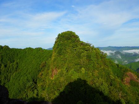 次に登る嶽ノ森山の山頂（雄岳）のピークがよく見える
