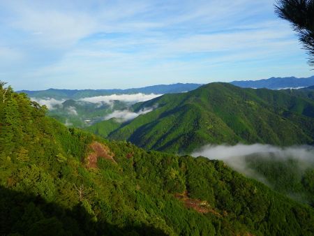 昨日の雨のおかげか雲海が見える。他の山に登れば綺麗な雲海が見えるんだろうか！？