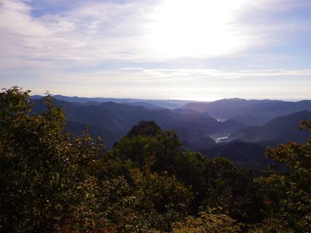 嶽ノ森山の山頂からのわずかな展望。向こう側は海が見えてるんだけど写真ではわかりにくいかも