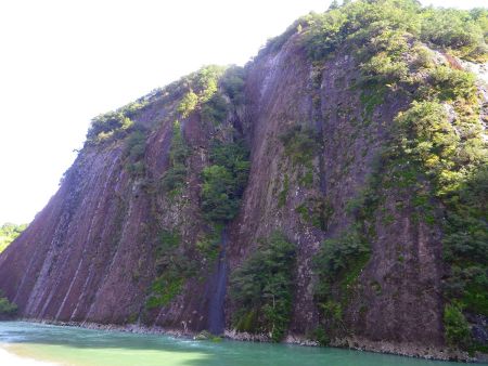 帰りに立ち寄った道の駅から一枚岩を撮影してみる。広角レンズじゃないと撮りきれないね