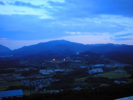 南側の金剛山もよく見える。ちょうど間くらいが水越峠かな！？