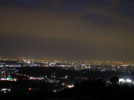 北側は霞んでいてよく見えないけど大阪湾がかろうじて見える