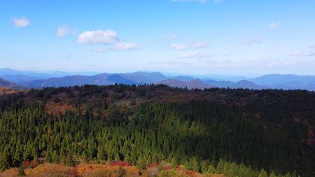こっちは北東側だけど何の山が見えているのかわからない