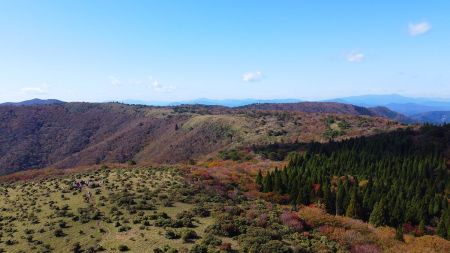 上空から段ヶ峰までの稜線を撮影してみた。手前に登山者がたくさんいるけど看板を新しくしているようだ