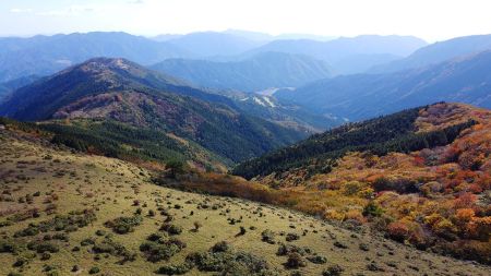 上空から南西側を撮影してみた。深い谷になってるんだけど写真ではわかりにくいよね