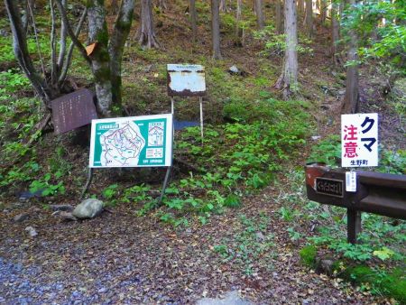 杉谷コース登山道入口からスタート。車は手前の路肩に駐車しておいた