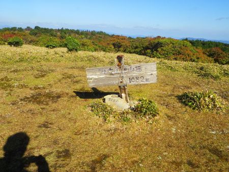 フトウガ峰の山頂(1082m)に到着。一度も休憩してなかったのでここで一息ついた