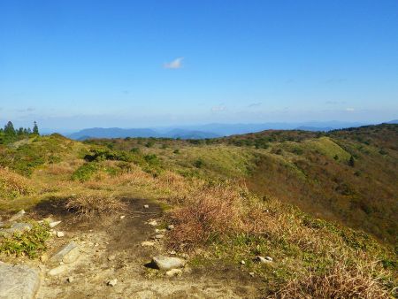 歩いてきた稜線を見てみるとやっぱり気持ちよさそうな登山道になっている