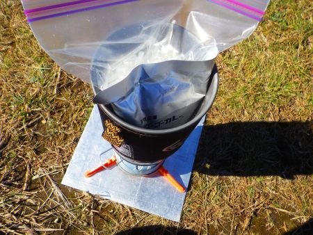 ドローンの撮影やら休憩しているともう１１時になるので昼食を作ることにした。ゴーゴーカレーとご飯を温める