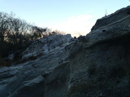 すぐ岩場の上にでれる