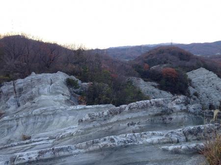 鉄塔の手前にみえるピークまで岩場を歩いていく