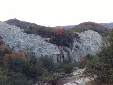 下山ルートはこの岩の右側を下る