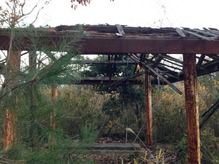 山頂には東屋の廃墟のようなのがある