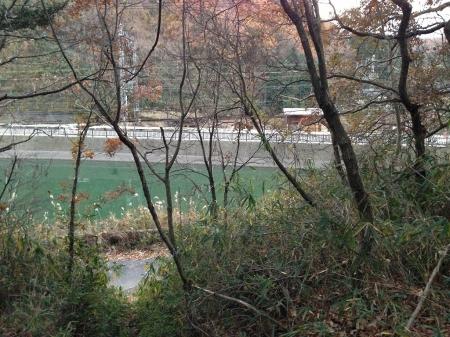 駐車場前の池のところに出る