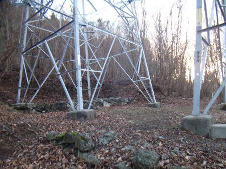 鉄塔No34には鉄塔が二つあって、このままNo35の鉄塔へ行く道があるけど堂屋敷山頂は左側の鉄塔の中をくぐっていく