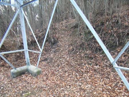左側の鉄塔の中から細いがピークへ登る道があるのでここを登っていく