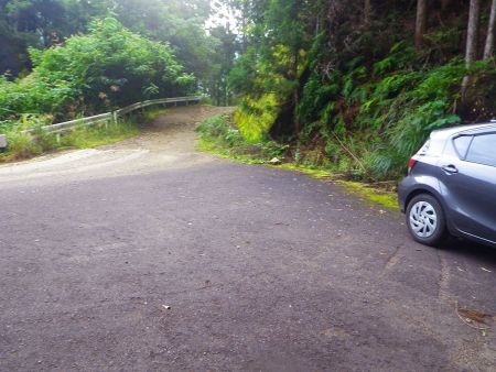 県道230号線の終点なのか！？この広くなっている場所に車を駐車してスタート