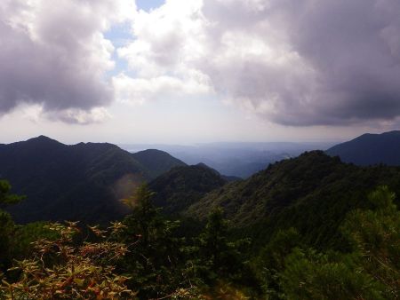 岩上から展望があった。見えてる方面は勝浦あたりだろうか！？雲が多いのが気になったんだけどね