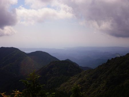 ズームで海側を撮影した。この地形からするとやはり勝浦あたりが見えてるんだろうか！？