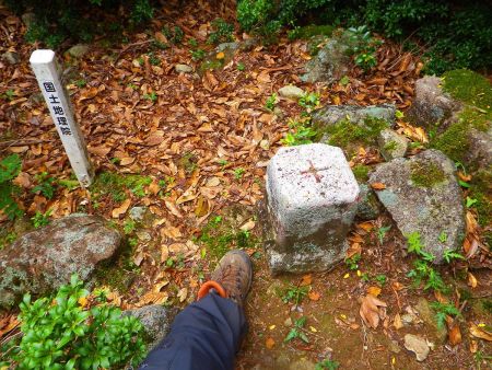 烏帽子山の山頂三角点も撮影しておいた