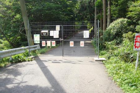 ゲートが閉鎖されているのでここの脇に車を停めて歩く