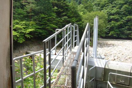 ここから堤防の上へ下る