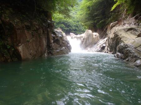 沢の水が増しているが神秘的