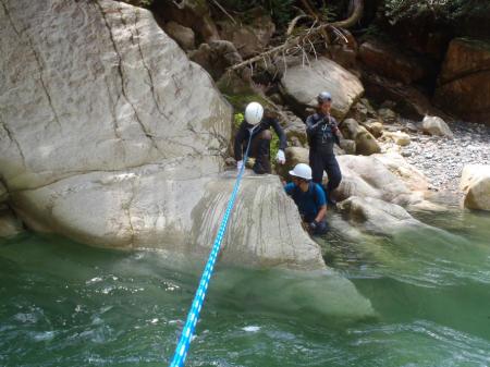 沢を渡るが流れが激しいのでS嬢をひっぱる