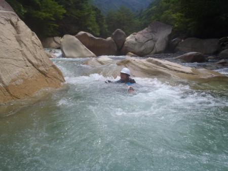 流されて楽しむ田村君。気持ちよさそう